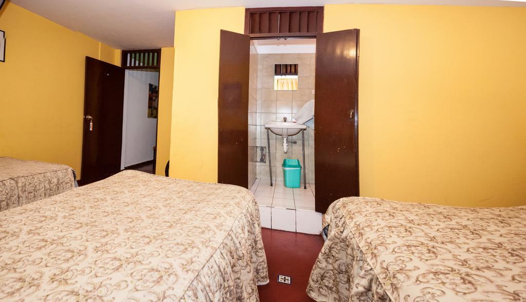 Hostal Iquique Lima Buitenkant foto